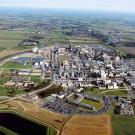 Vue aérienne d'une zone industrielle entourée de champs