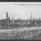 photographie en noir et blanc de nombreuses tombes fleuries et ornées de drapeaux