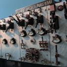 Photographie d'une Machine surmontée d'un écriteau  "Hilairet Huguet Paris 1914", elle se compose de nombreuses manettes et écrans de jauge