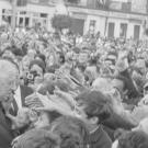 Le général De Gaulle dans la foule de la Place Saint-Jean à Melun, 1965