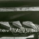 trois blocs de fromages disposés sur des clayons de paille