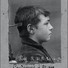 Photographie de profil d'un enfant condamné à 20 ans de réclusion