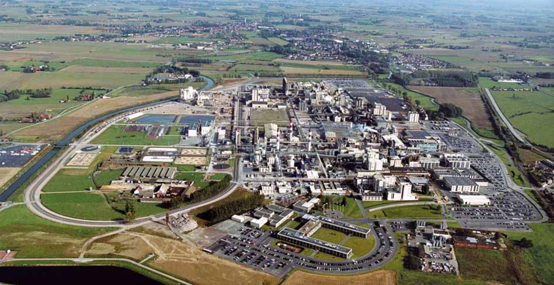 Vue aérienne d'une zone industrielle entourée de champs