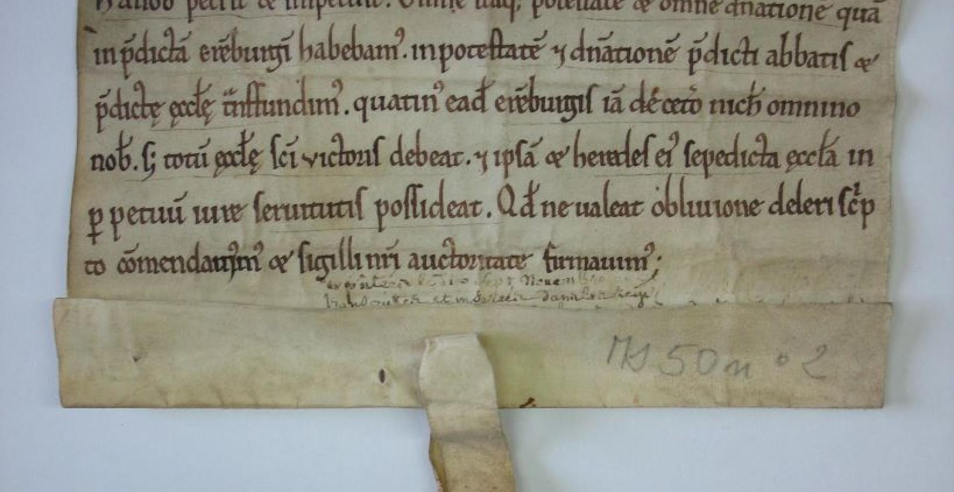 parchemin rédigé en latin auquel est attaché un sceau