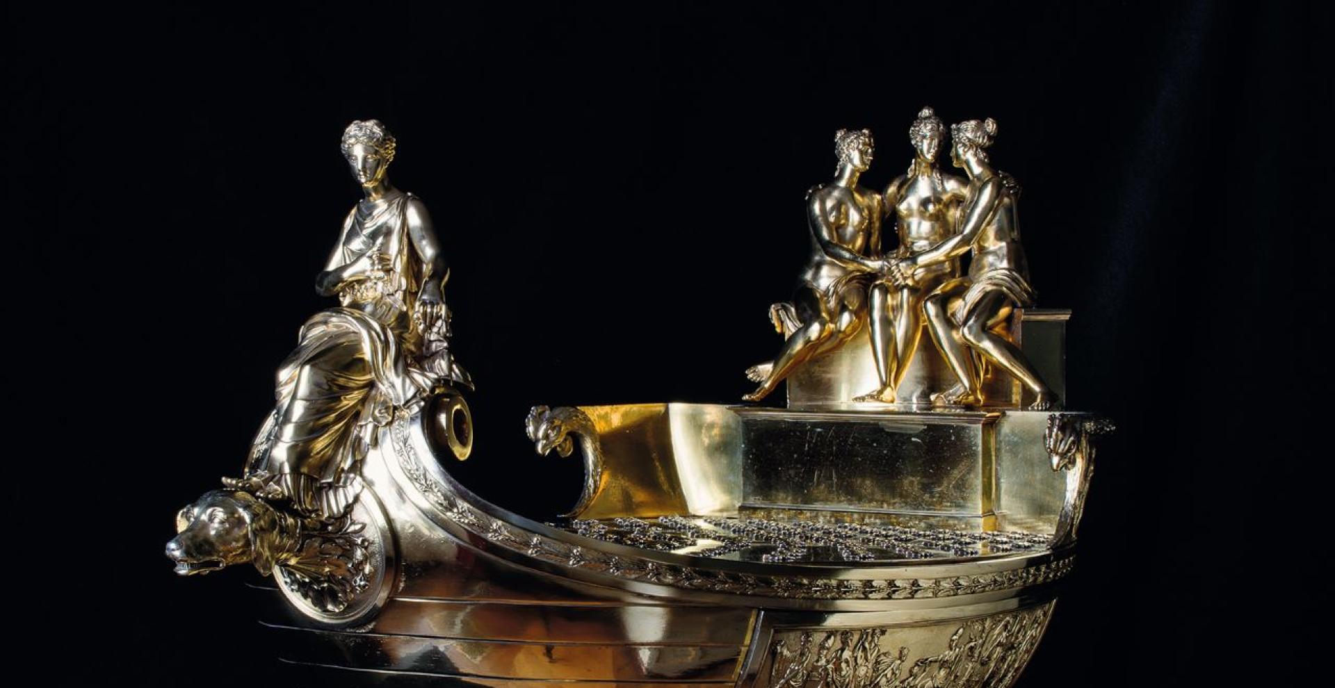 Service de table en vermeil en forme de nef, une figure féminine à l'avant, trois femmes à l'arrière