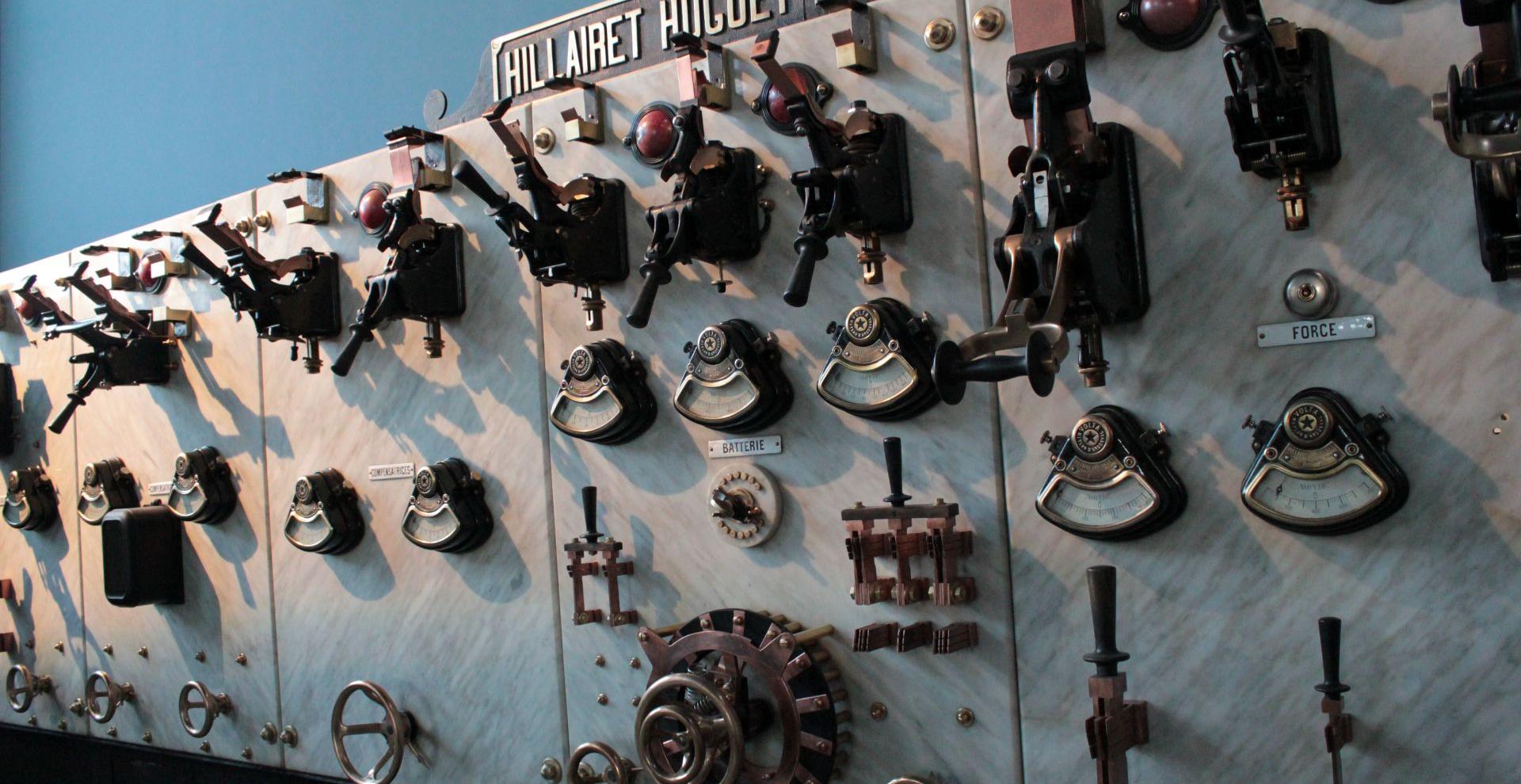 Photographie d'une Machine surmontée d'un écriteau  "Hilairet Huguet Paris 1914", elle se compose de nombreuses manettes et écrans de jauge