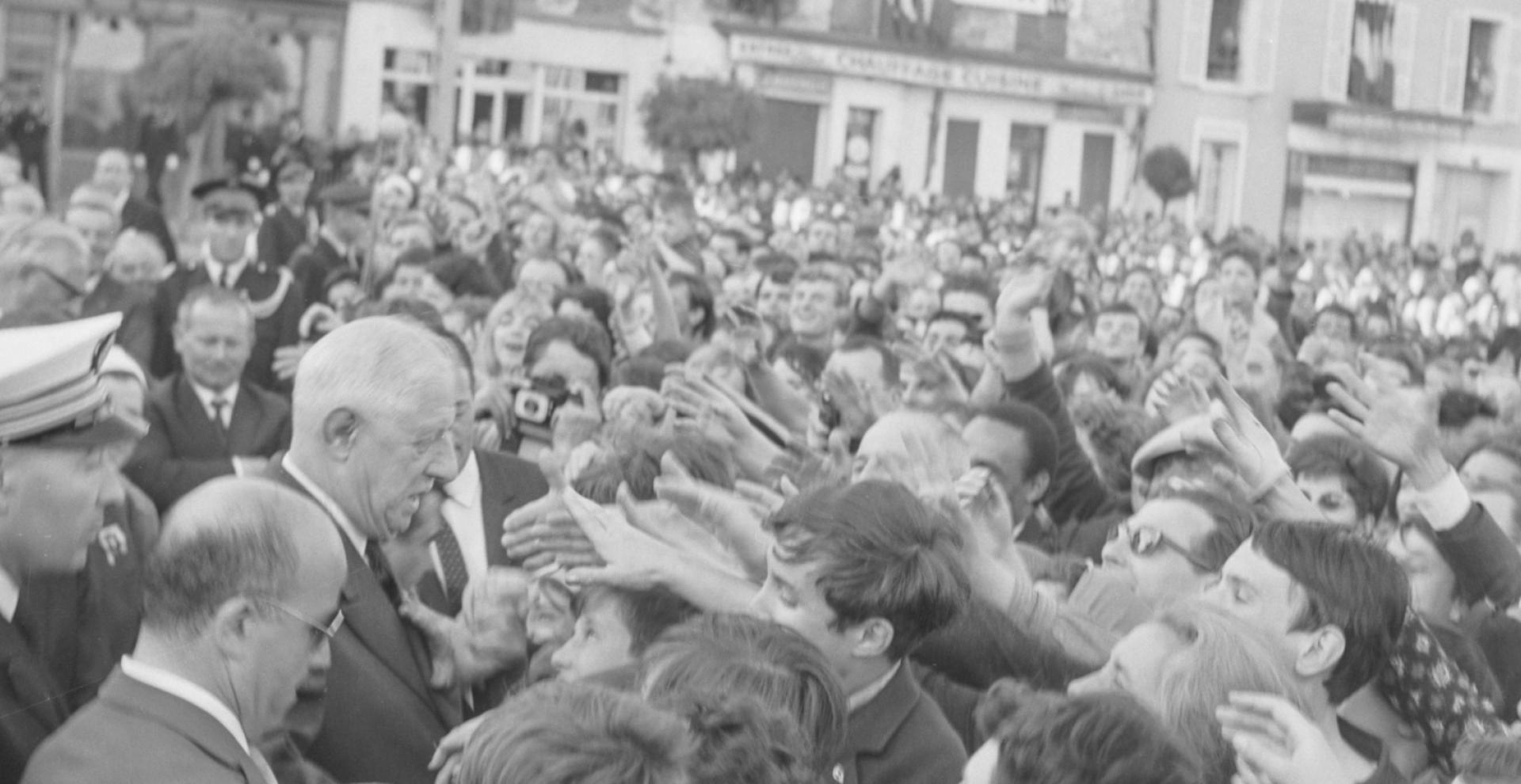 Le général De Gaulle dans la foule de la Place Saint-Jean à Melun, 1965