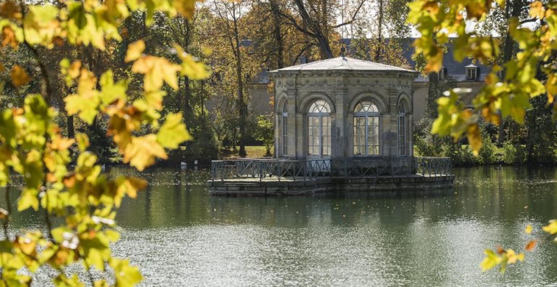 Pavillon de l'étang des jardins de Fontainebleau