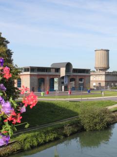 Phorographie du centre culturel les 26 couleurs, au premier plan la seine