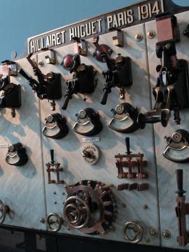 Photographie d'une Machine surmontée d'un écriteau  "Hilairet Huguet Paris 1914", elle se compose de nombreuses manettes et écrans de jauge