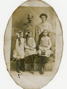 Photographie de la famille du soldat Ernest Hilaire