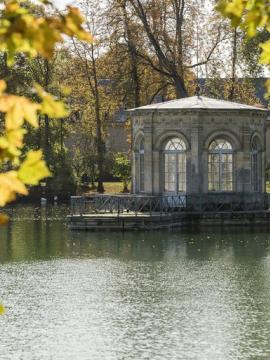 Pavillon de l'étang des jardins de Fontainebleau