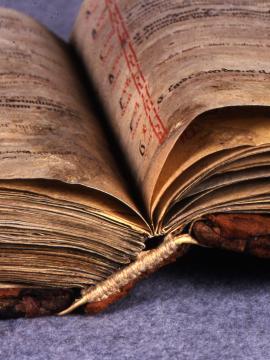 Vue d'un manuscrit médiéval ouvert