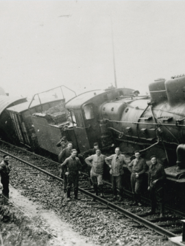 Photographie d'un train déraillé à Grandpuits, en octobre 1943