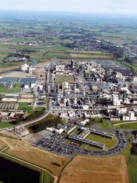 Vue aérienne d'une zone industrielle entourée de champs