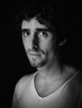 Photographie en noir et blanc de l'auteur