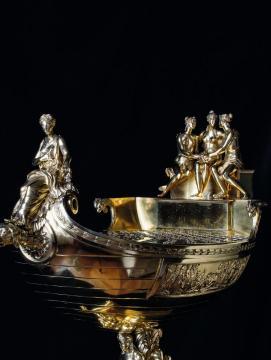 Service de table en vermeil en forme de nef, une figure féminine à l'avant, trois femmes à l'arrière