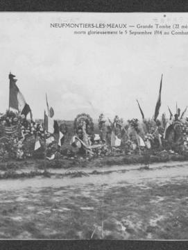 photographie en noir et blanc de nombreuses tombes fleuries et ornées de drapeaux