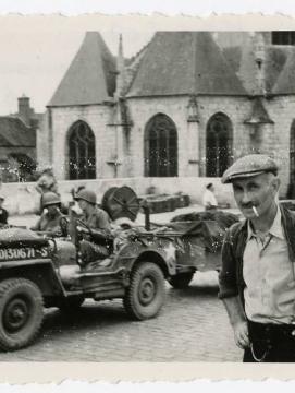 Libération à Nemours, le 23 août 1944. Passage d'unités légères américaines 