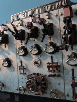 Photographie d'une Machine surmontée d'un écriteau  "Hilairet Huguet Paris 1914", elle se compose de nombreuses manettes et écrans de jauge
