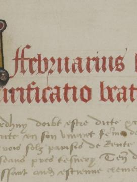 texte de manuscrits avec une lettrine, une première ligne écrite en couleur rouge et la suite de couleur marron