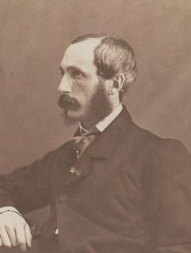 Potrait assis de Foucher de Careil, il porte une veste de costume sombre et sa main droite est posée sur une table