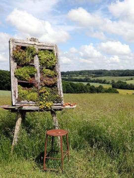 Photographie d'un champ avec chevalet au premier plan