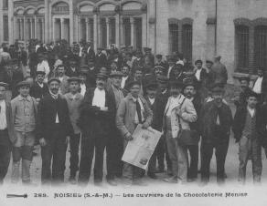 Sortie des ouvriers de l'usine Menier à Noisiel