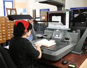 Numérisation sur le scanner en salle de lecture par une utilisatrice.