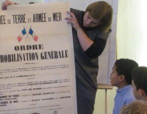Enfants observant une affiche
