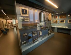 Vitrine du musée de la gendarmerie nationale