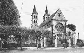 Notre-Dame de Melun, fondée par Robert le Pieux et terminée par François Ier.