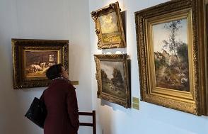 Visiteur de l'exposition "Théodore Rousseau invite ses donateurs".