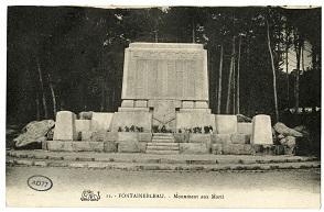 La stèle en mémoire des disparus de Fontainebleau durant la Seconde Guerre mondiale.