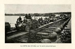 Le pont flottant sur la Seine à Tilly lors de l'offensive Patton.