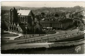 La Collégiale Notre-Dame-et-Saint-Loup édifiée entre le XIIe siècle et le XVIe siècle.