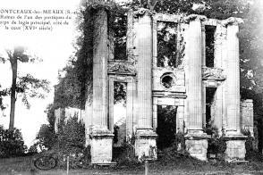 Ruines d'un des corps de logis principal du château.