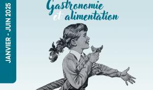 couverture programmation 2025 au centre une petite fille portant sous le bras deux baguettes et mangeant un croissant