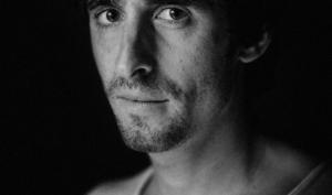 Photographie en noir et blanc de l'auteur