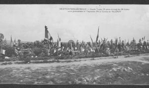 photographie en noir et blanc de nombreuses tombes fleuries et ornées de drapeaux