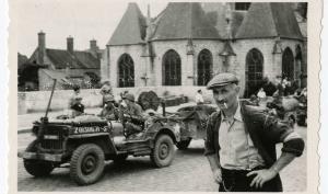 Libération à Nemours, le 23 août 1944. Passage d'unités légères américaines 