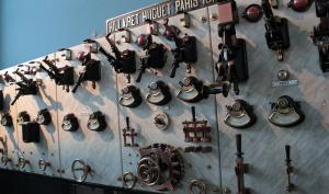 Photographie d'une Machine surmontée d'un écriteau  "Hilairet Huguet Paris 1914", elle se compose de nombreuses manettes et écrans de jauge