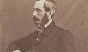 Potrait assis de Foucher de Careil, il porte une veste de costume sombre et sa main droite est posée sur une table