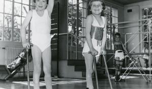 Photographie de deux enfants de la colonie