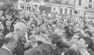 Le général De Gaulle dans la foule de la Place Saint-Jean à Melun, 1965