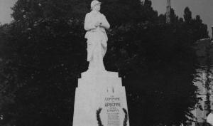 Vue du monument aux morts d'Arbonne-la-Forêt