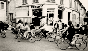 Groupe de cycliste passant devant une devanture "félix potin"