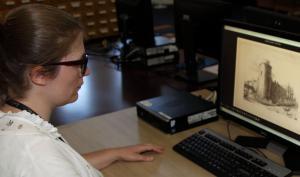 Consultation d'archives sur ordinateur en salle de lecture
