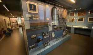 Vitrine du musée de la gendarmerie nationale