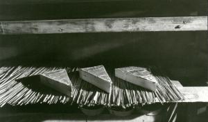 trois blocs de fromages disposés sur des clayons de paille